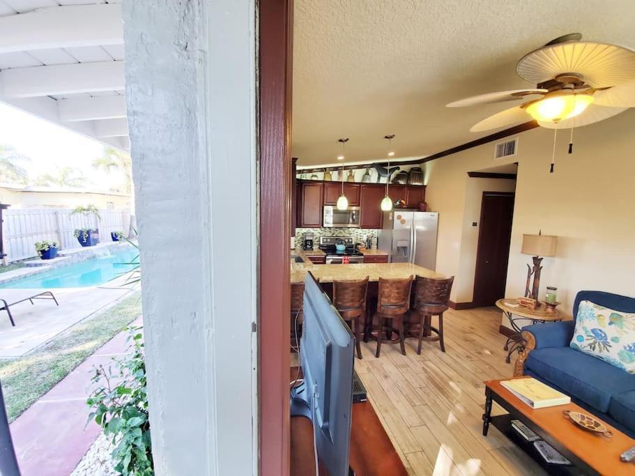Hawaiian Cottage - Heated Pool Walk To The Beach Коко Бийч Екстериор снимка